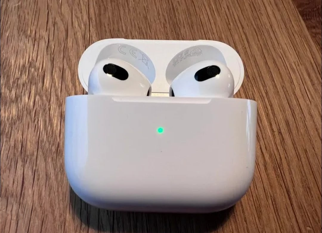 Apple Airpods Pro 4/With free Silicon Case/ANC(Active Noise Cancellation)/One year Warranty.